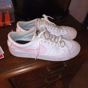 Nike Women's White and Pink Casual Sneakers